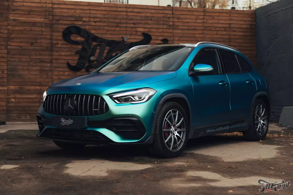 Оклеили Mercedes GLA 45 AMG в винил от Oracal в оттенке Aquamarine, покрыли пленку керамикой. Окрасили суппорта в красный цвет с логотипами AMG